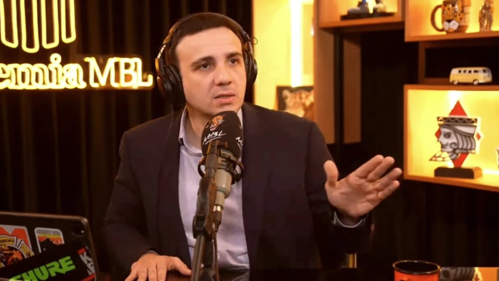 Renan Santos propõe regime domiciliar para Bolsonaro por razões humanitárias