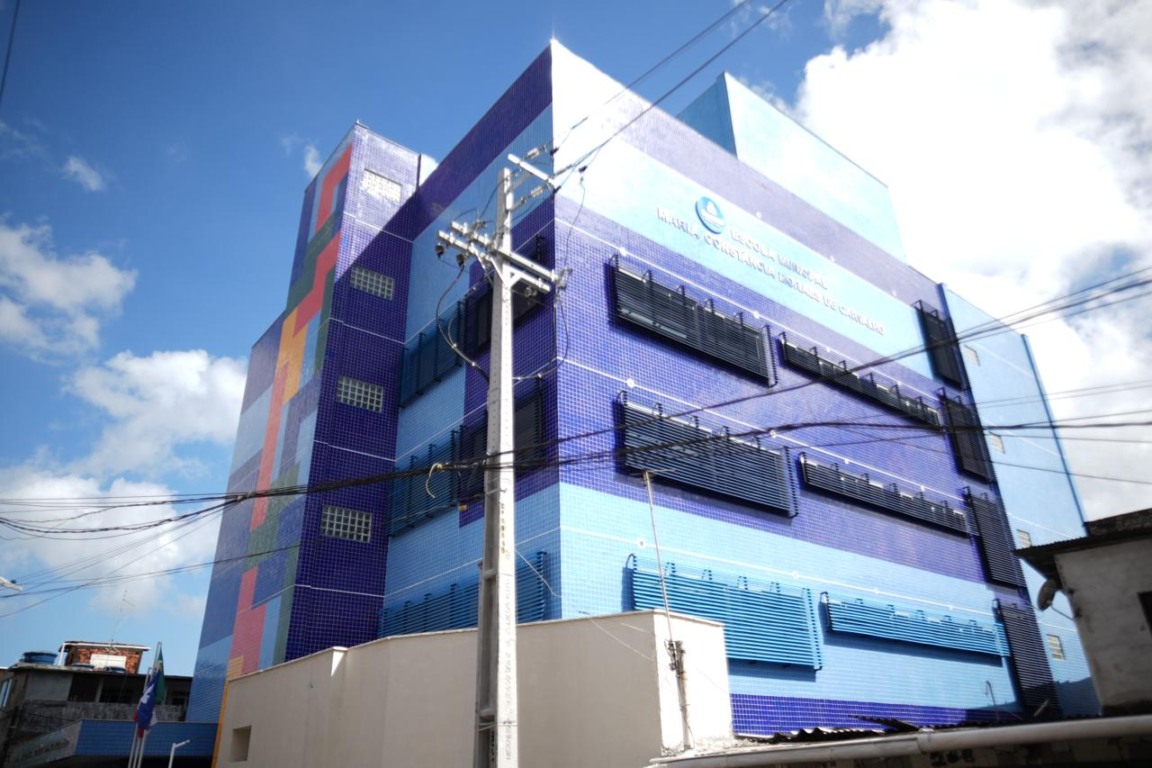 Prefeitura de Salvador entrega escola reformada e anuncia 28 novas construções em 2026