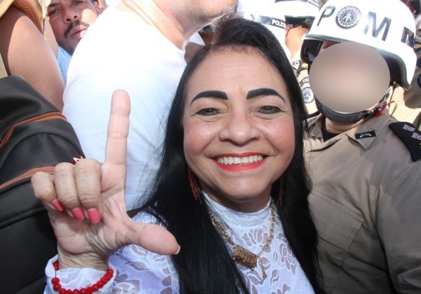 PF deflagra operação contra suspeitas de fraude em contrato de tablets na gestão de Moema Gramacho