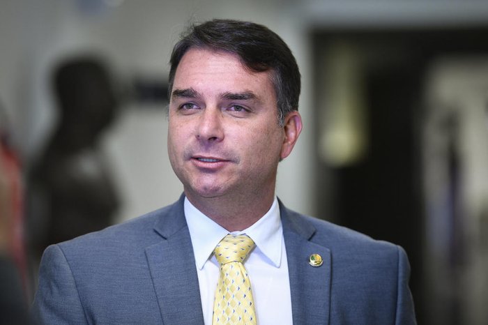 MP denuncia mãe de Adriano da Nóbrega por lavagem de dinheiro do miliciano