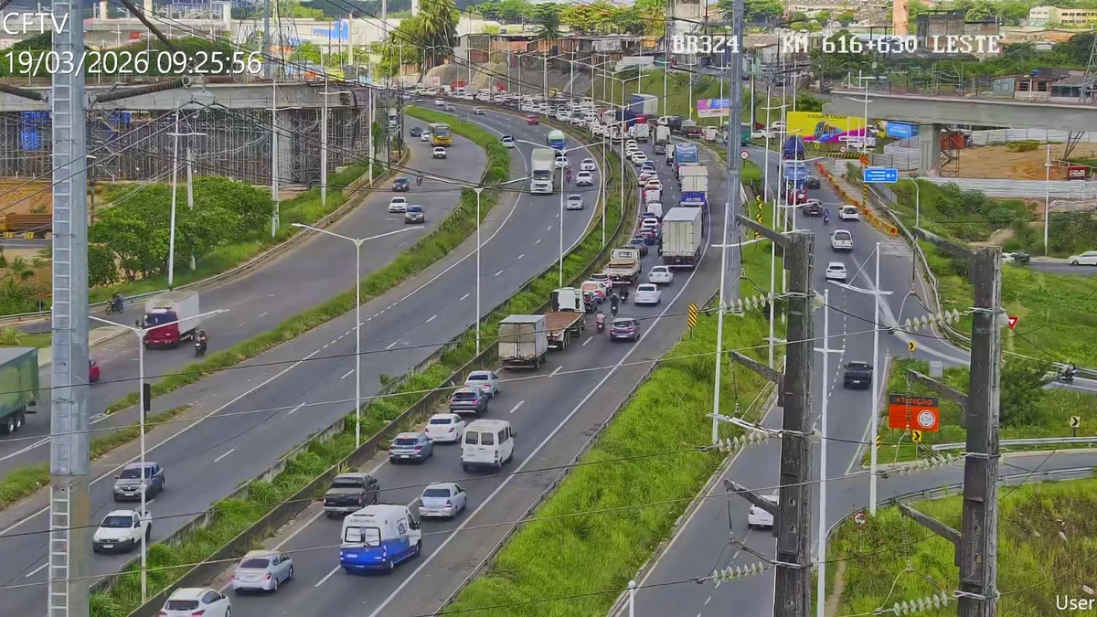 Manifestação de caminhoneiros provoca engarrafamento na BR-324 em Salvador
