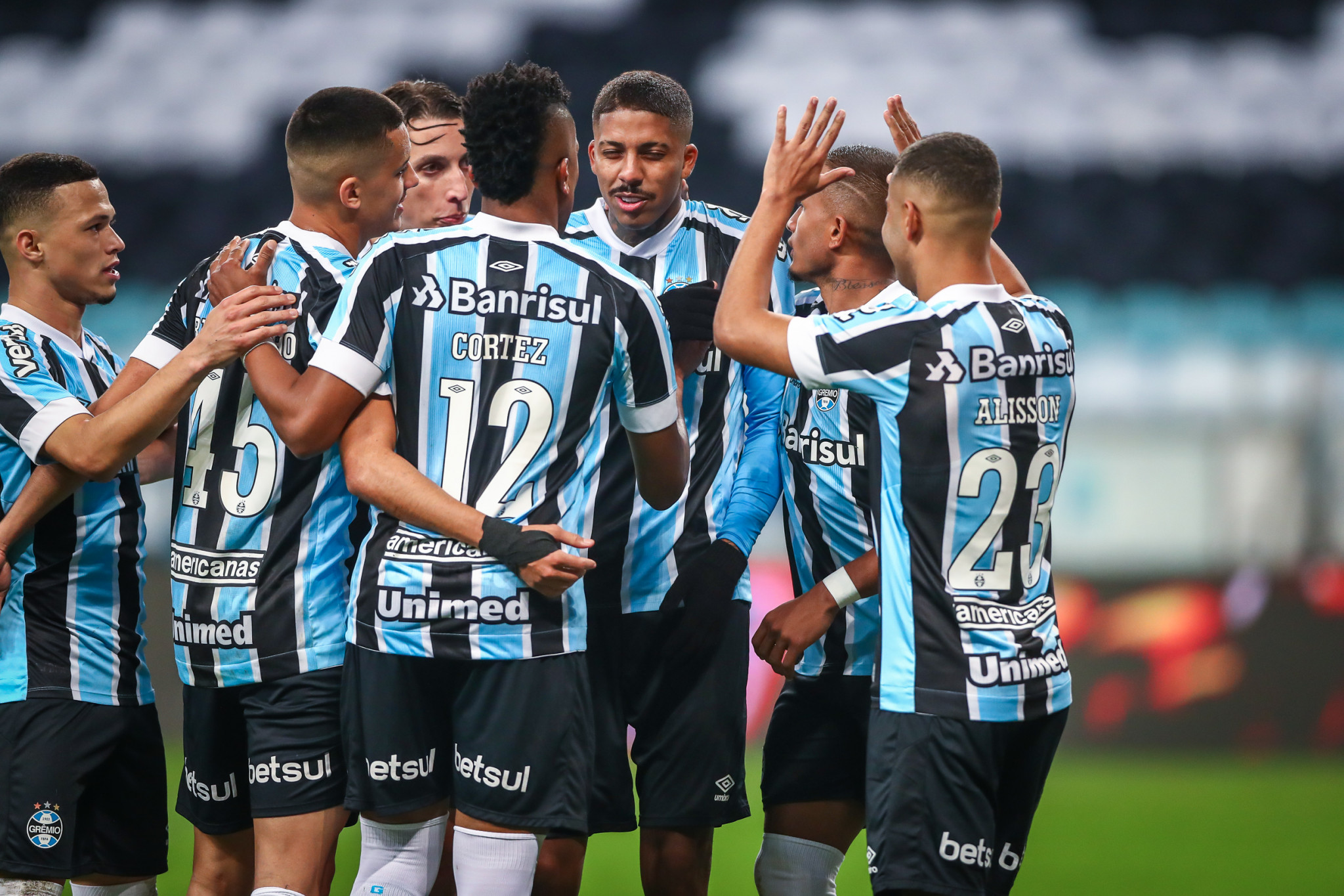 Grêmio bate Vitória por 2 a 0 e encosta no G-4 do Brasileirão