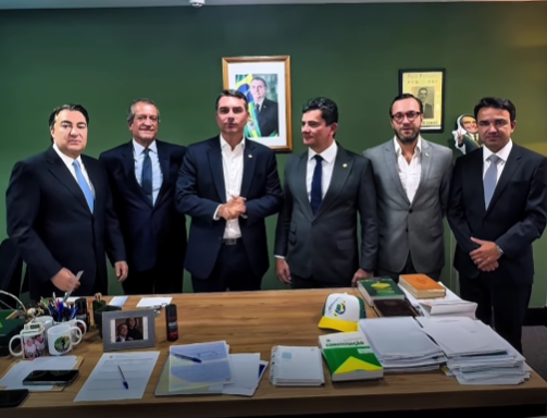 Ao lado de Valdemar Costa Neto, Flávio Bolsonaro anuncia apoio a Sérgio Moro para o governo do Paraná