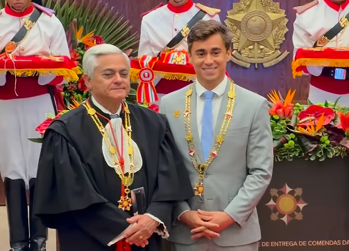 Nikolas Ferreira recebe comenda do TJDFT e critica “relacionamento jurídico”