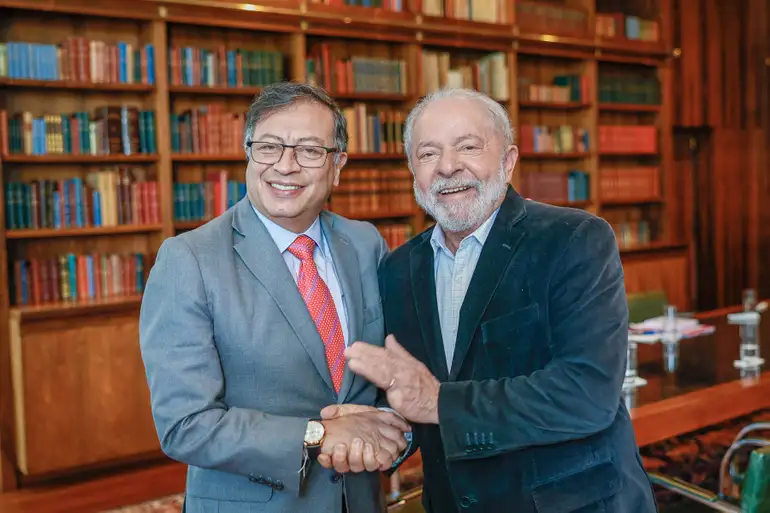 Atraso de Gustavo Petro na abertura da Cúpula da CELAC gera desconforto na comitiva de Lula em Bogotá
