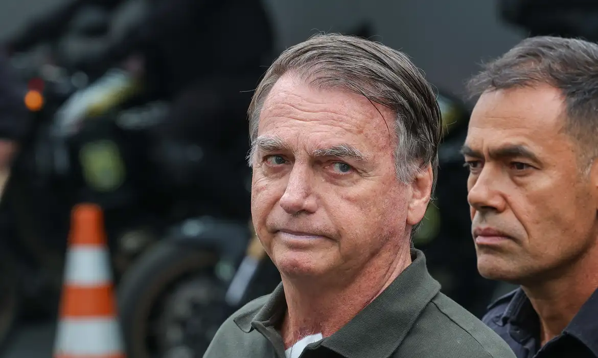 Bolsonaro terá tornozeleira e proibição de celular na prisão domiciliar