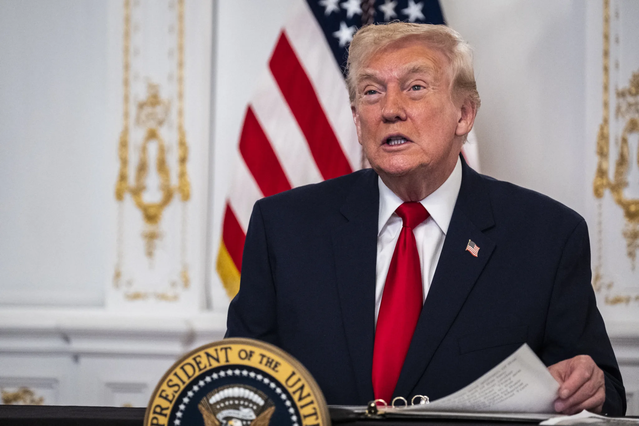 Petróleo bate US$ 112 e Trump ameaça destruir instalações do Irã