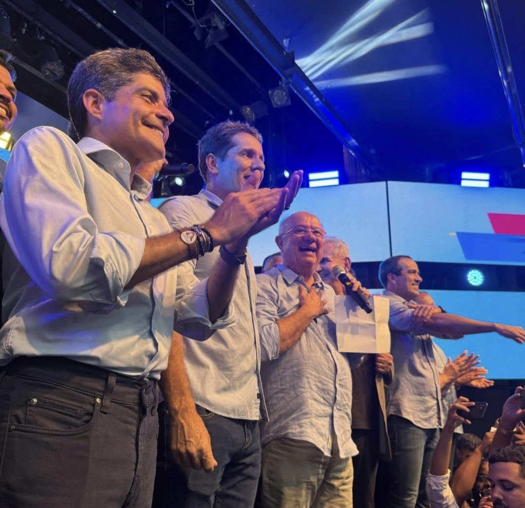 ACM Neto tem pré-lançamento de chapa em Feira de Santana com multidão e nomes de peso