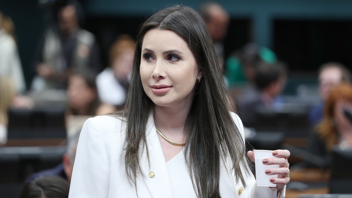 Carol de Toni e Cleitinho lideram pesquisas eleitorais em SC e MG