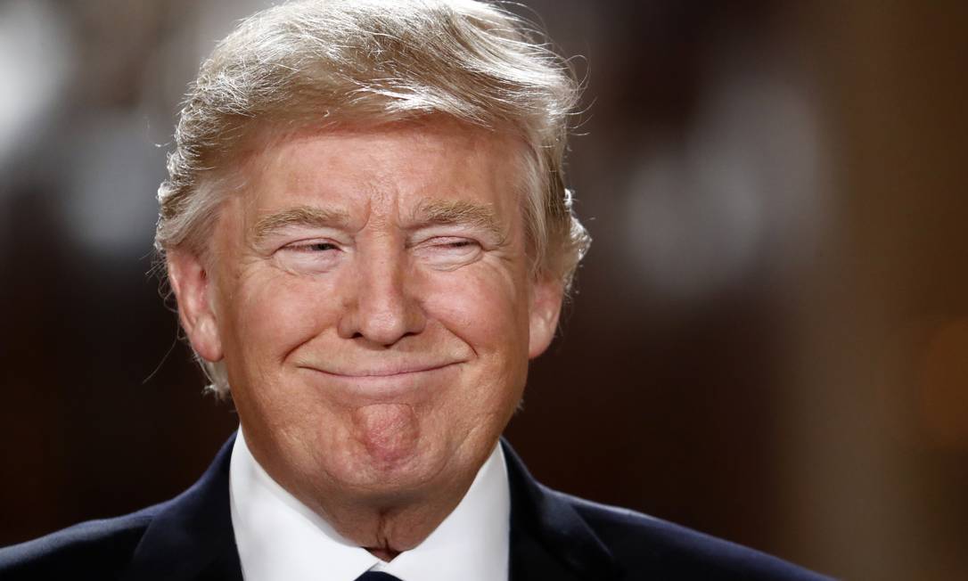 Trump ironiza Macron ao mencionar tratamento da esposa e recuperação de soco no queixo