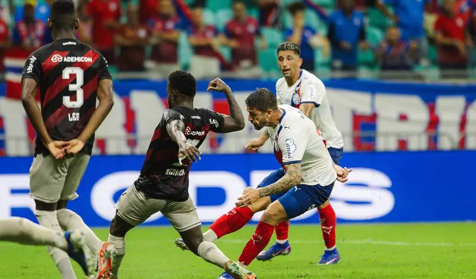 Everaldo brilha e Bahia goleia Athletico-PR por 3 a 0 no Brasileirão
