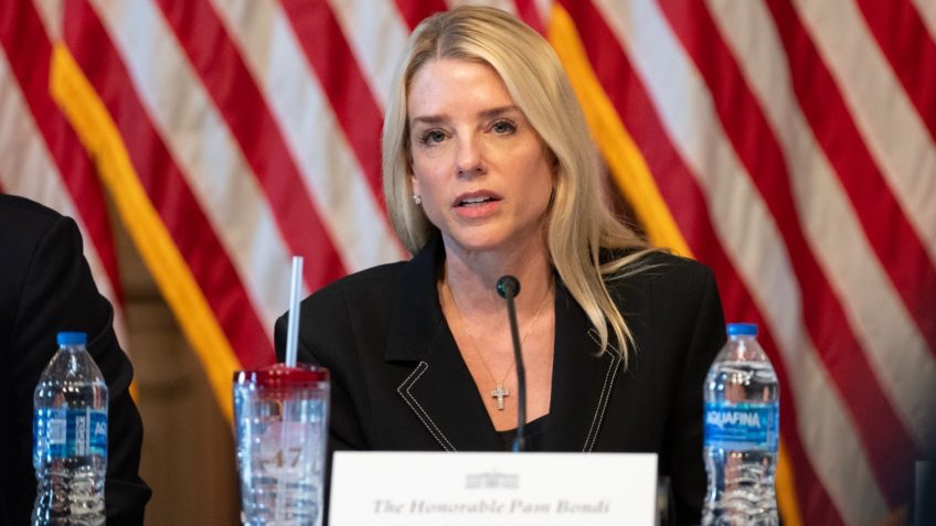 Trump demite procuradora-geral Pam Bondi