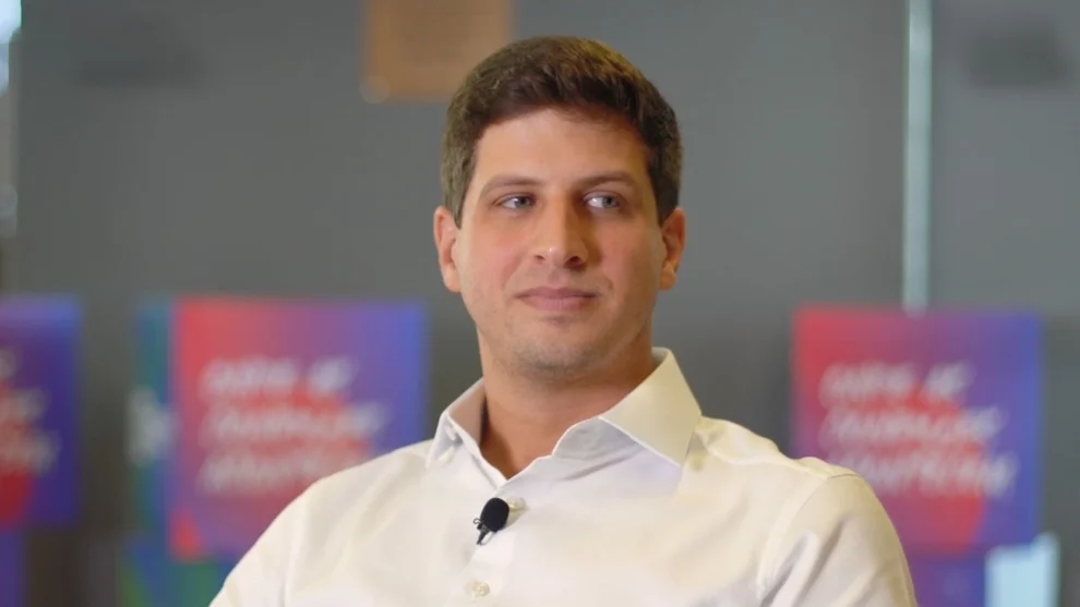 João Campos guarda cordão de ouro antes de agenda pública no Recife