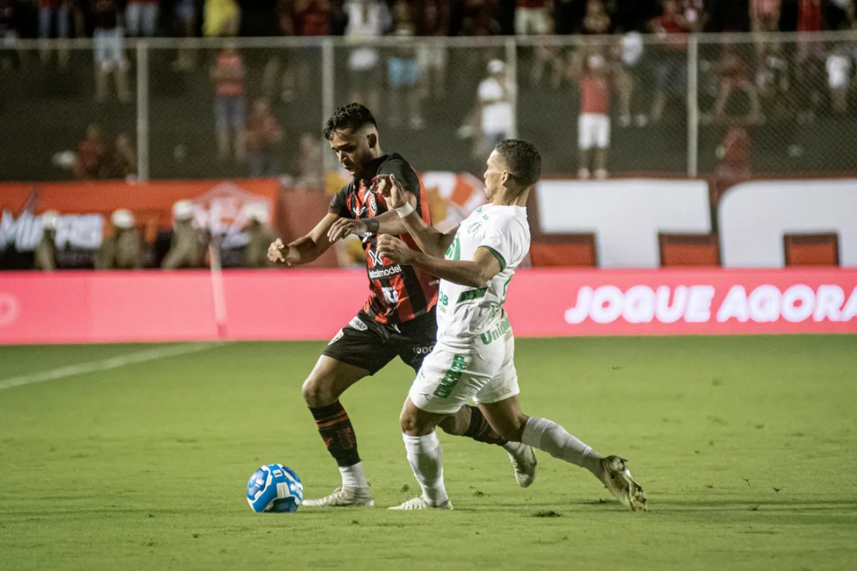 Torcida organizada do Vitória pede demissão do técnico após empate com Chapecoense