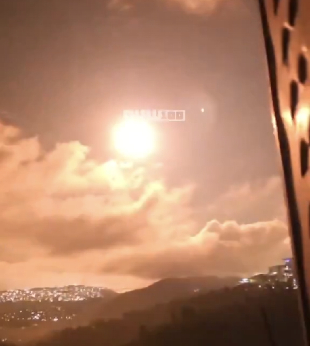 Irã lança nova onda de mísseis em direção a Israel 10 minutos após anúncio de cessar-fogo de duas semanas por Trump