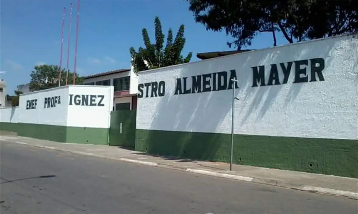 Ex-aluno invade escola em Suzano com facão e é contido por professora