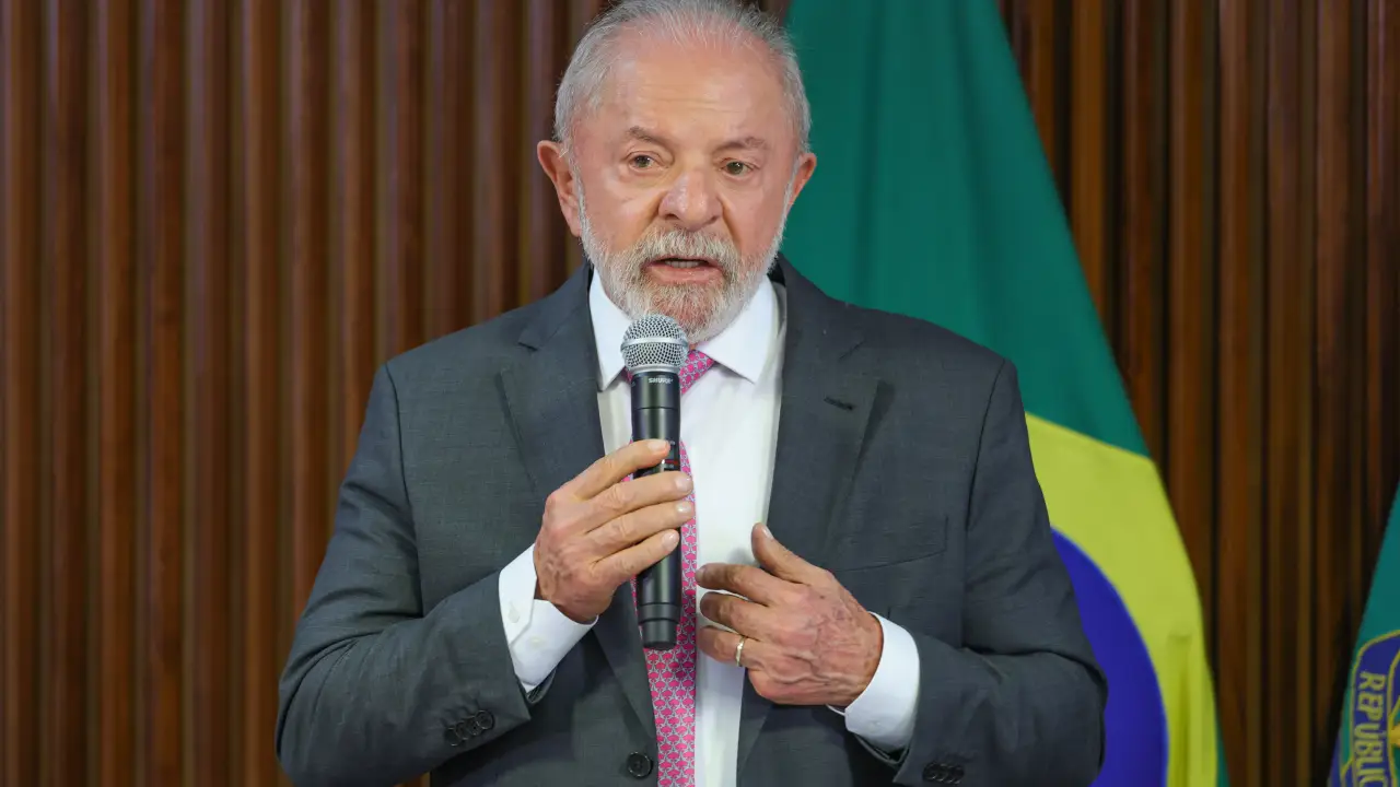Lula adia decisão sobre candidatura à reeleição