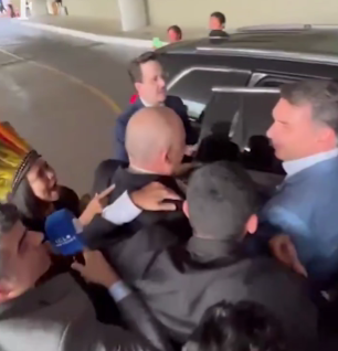 Liderança indígena Narubia Werreira chama Flávio Bolsonaro de “miliciano” ao deixar a Câmara dos Deputados