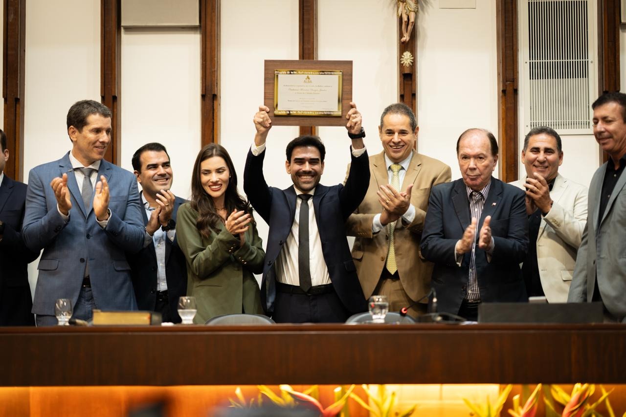 Prefeito Junior Marabá recebeu hoje a maior honraria oferecida pela ALBA