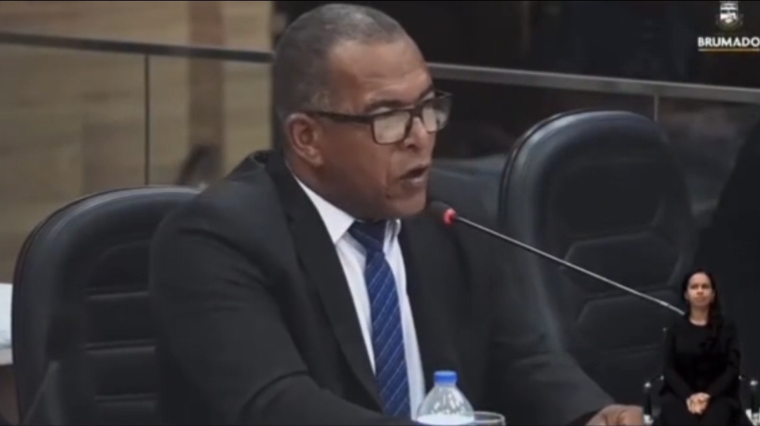 Vereador de Brumado gera revolta ao afirmar que salário de R$ 13 mil “não dá nem para fazer uma feira”