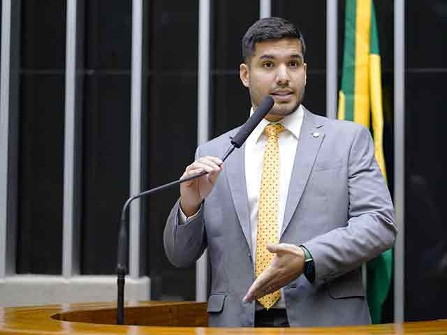 Deputado André Fernandes é flagrado deixando sacos de lixo em frente à Prefeitura de Fortaleza