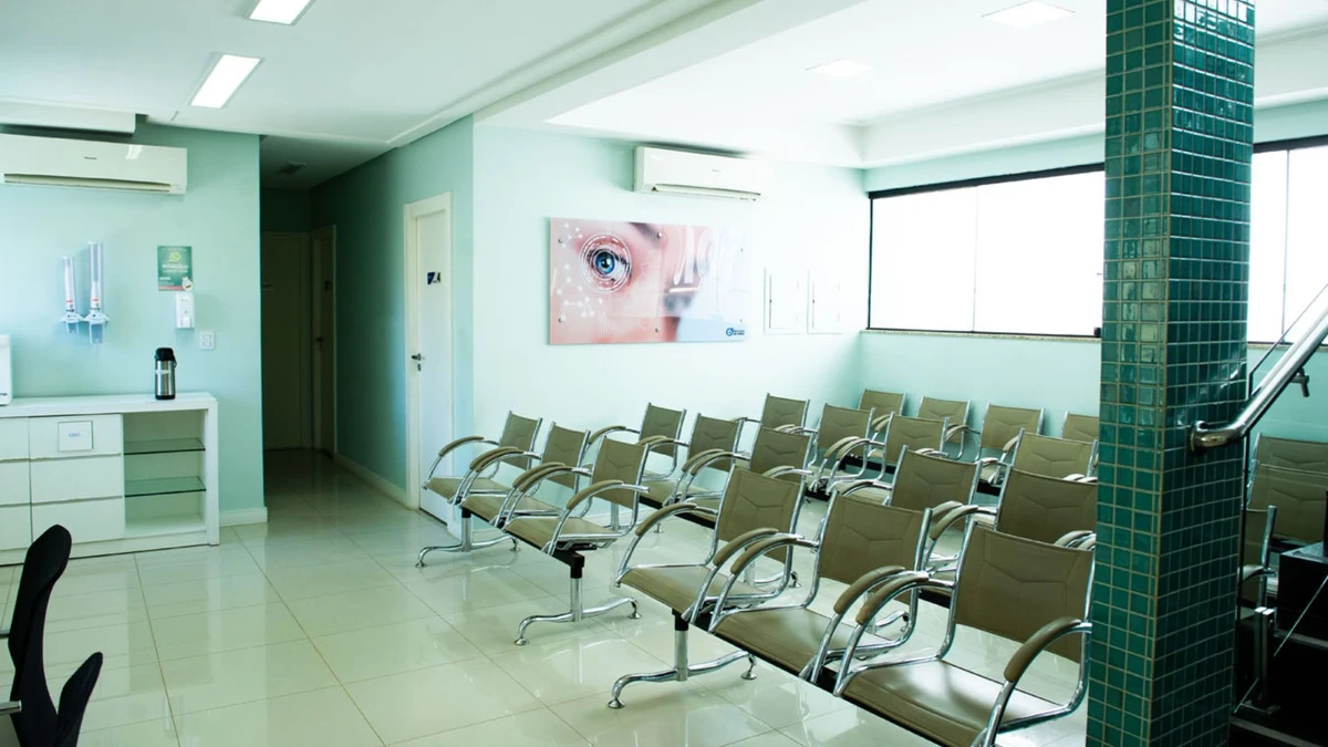 Justiça manda Estado e clínica pagarem tratamento de idosa cega após mutirão