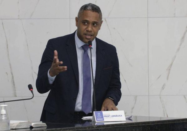 Vereador rasga contracheque de professora durante protesto em Camaçari