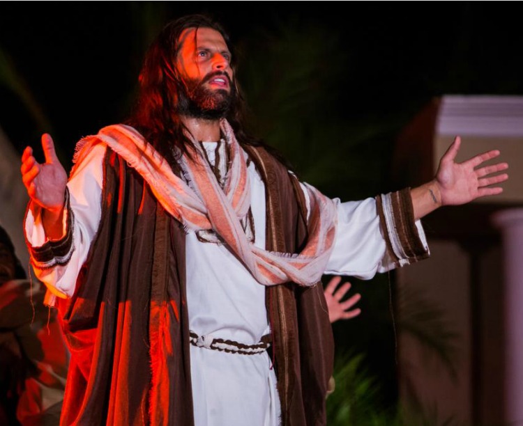 Henri Castelli relata susto com figurino em chamas na Paixão de Cristo