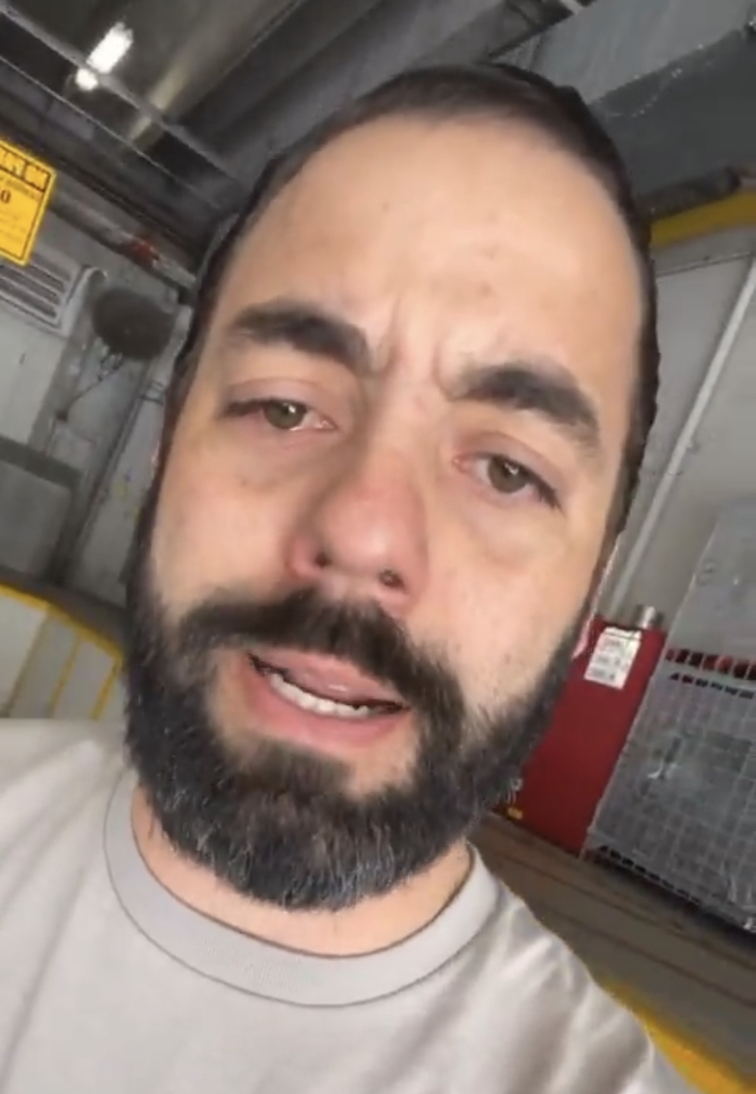 Líder de acampamento em quartel de BH, Esdras dos Santos, é preso pelo ICE nos EUA após pedir socorro a Eduardo Bolsonaro