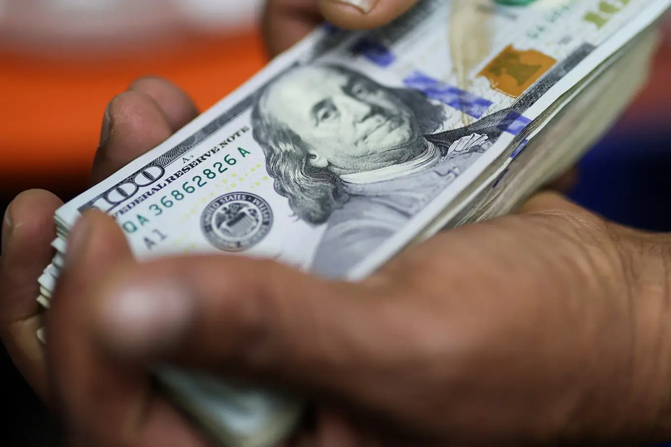 Dólar cai abaixo de R$ 5 pela primeira vez em mais de dois anos com expectativas de acordo entre EUA e Irã.