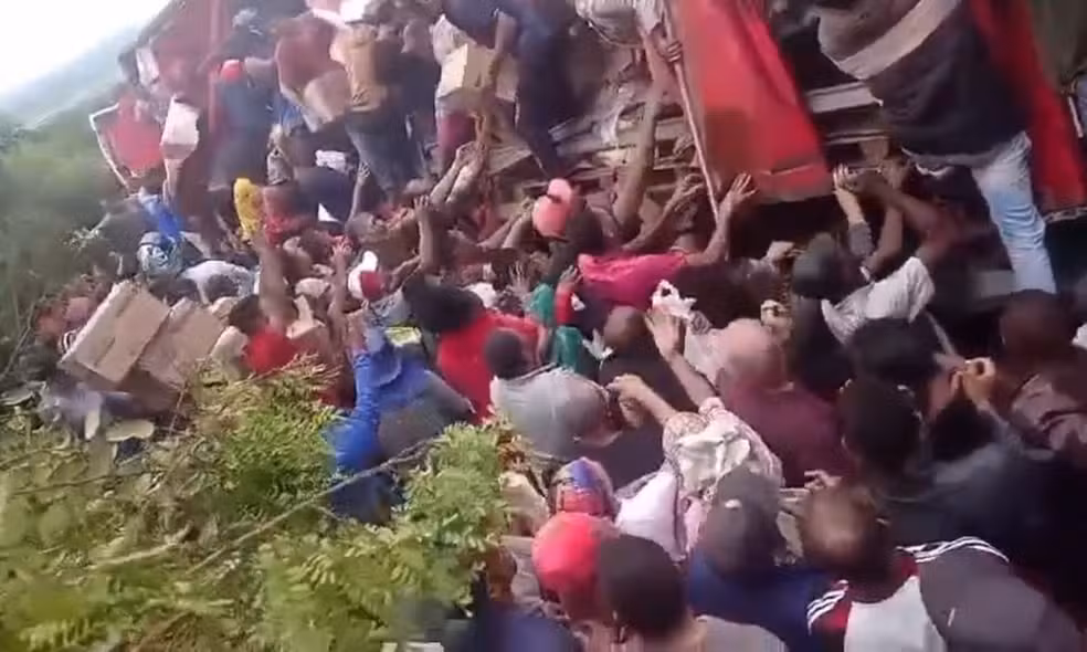 Multidão saqueia carga de leite em pó em Vitória da Conquista