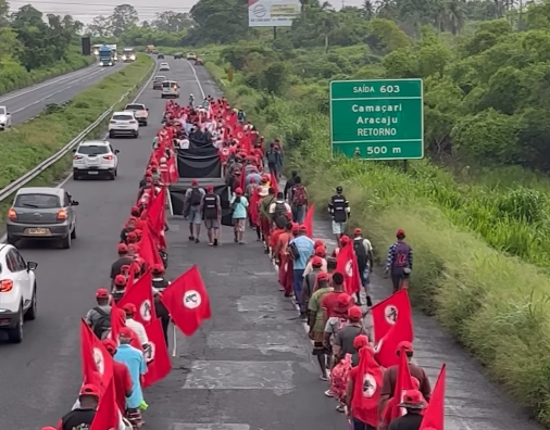 Marcha do MST avança pela BR-324 rumo a Salvador