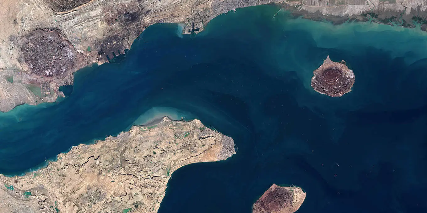 Irã retoma controle rigoroso sobre Estreito de Ormuz e limita tráfego de navios