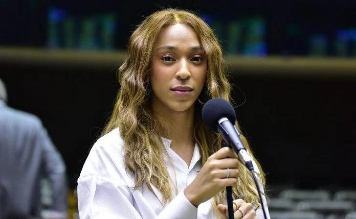 AGU pede censura no X sobre o PL da Misoginia a pedido da deputada Erika Hilton