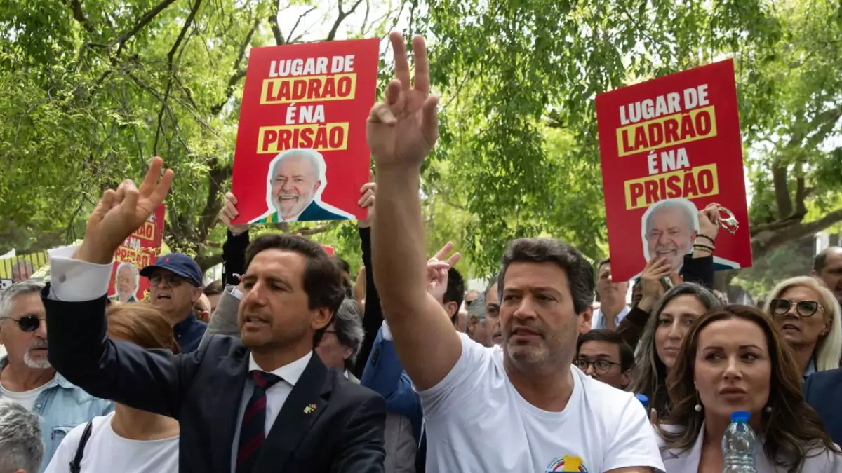 Brasileiros e portugueses protestam contra Lula durante visita oficial a Lisboa