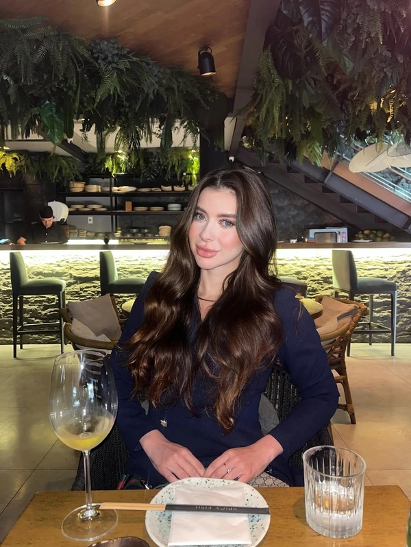 Miss baiana morre após cair de prédio no Rio