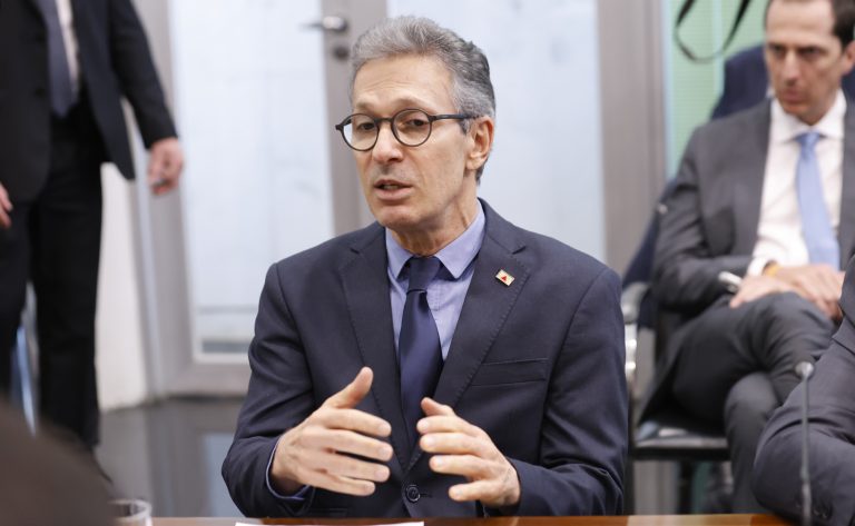 Romeu Zema responde post de Thimóteo Oliveira e afirma: “Irei até o final”