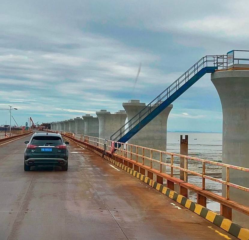 Adolpho Loyola publica imagem chinesa como se fosse da ponte Salvador-Itaparica