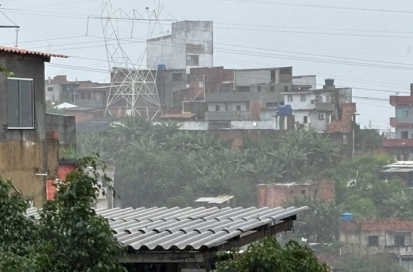 Salvador registra alagamentos após forte chuva