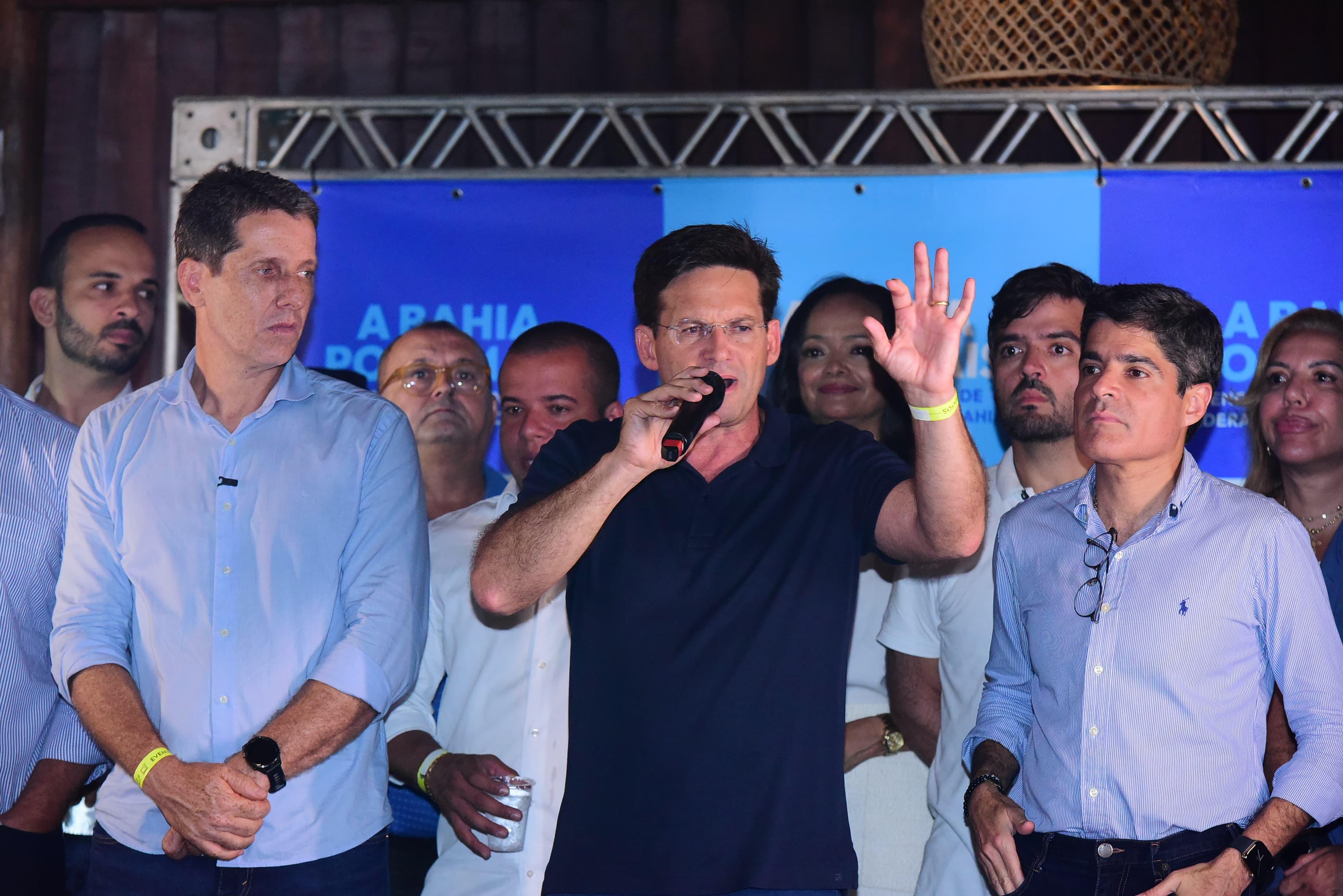 João Roma critica enganos em obras viárias na Bahia