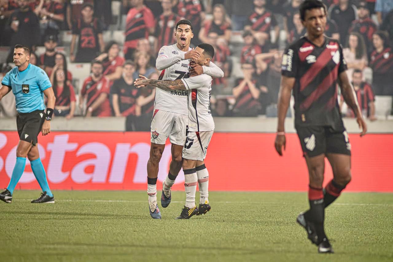 Vitória sofre virada e Fábio Mota critica arbitragem