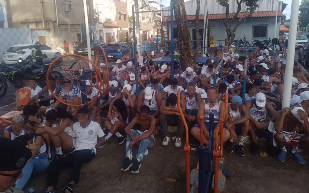 Mais de 70 torcedores da Bamor são levados à delegacia com armas e explosivos