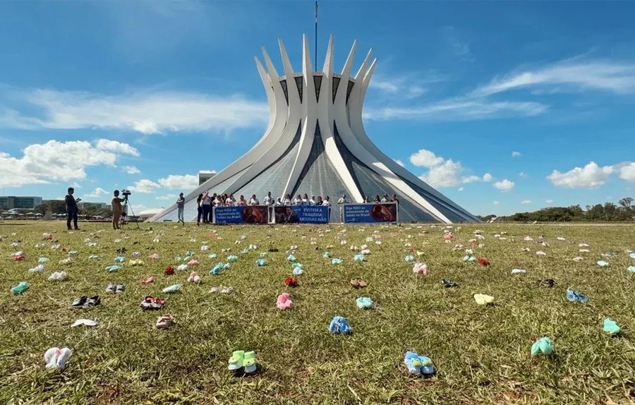 Protesto pró-vida expõe centenas de sapatinhos de bebê contra indicação de Jorge Messias ao STF