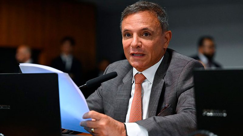 Senador acusa Caetano Veloso de ter usado armas na ditadura militar