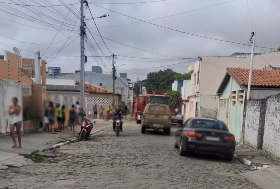 Mãe é presa por abandono de incapaz após morte de três filhos em incêndio em Serrinha (BA)