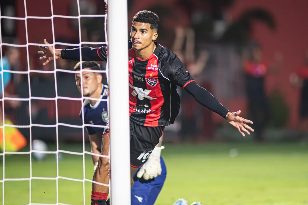 Vitória goleia Coritiba com atuação brilhante de Renê
