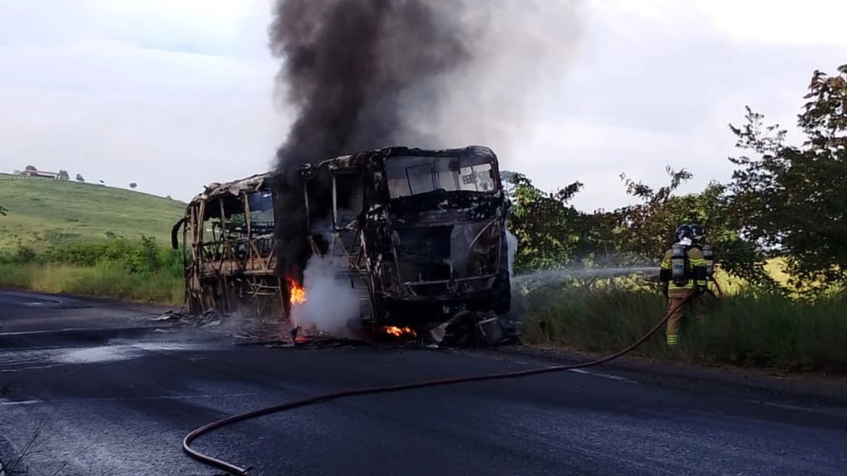 Incêndio em ônibus interdita BR-110 na Região Metropolitana de Salvador