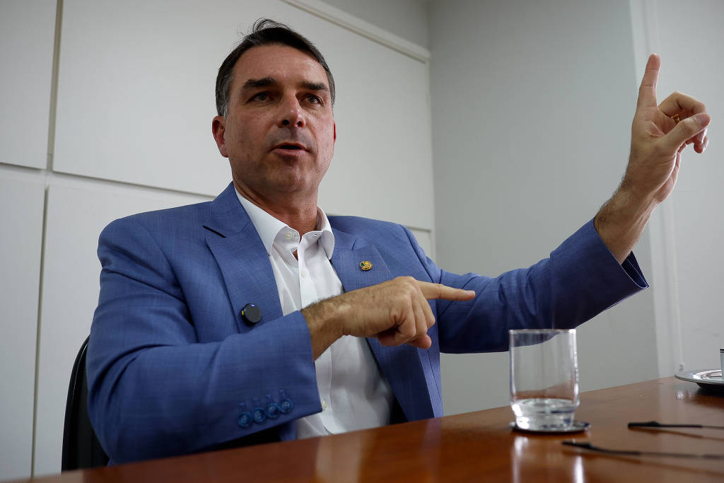 Câmara de Salvador concede título de cidadão soteropolitano a Flávio Bolsonaro