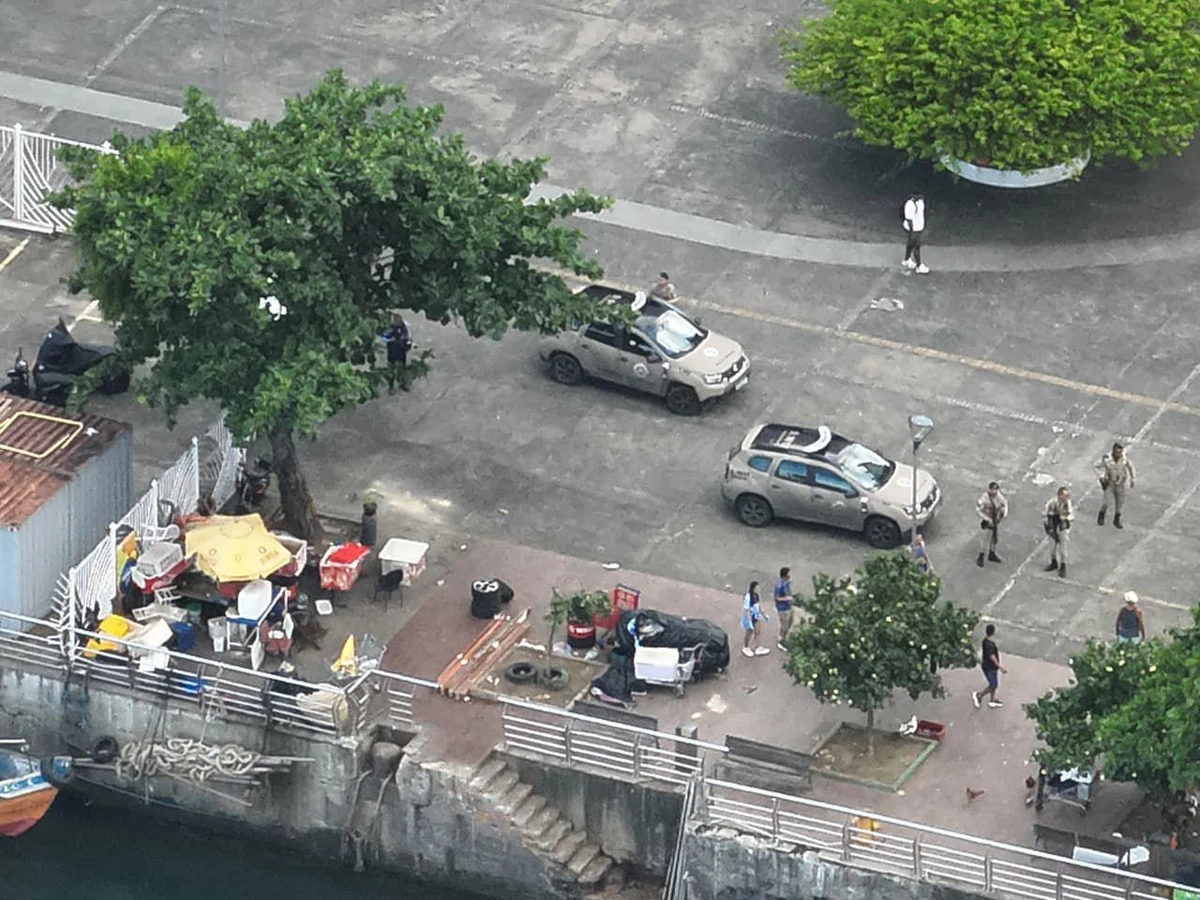 Idoso usa barraca no Comércio como fachada para tráfico e é preso em Salvador