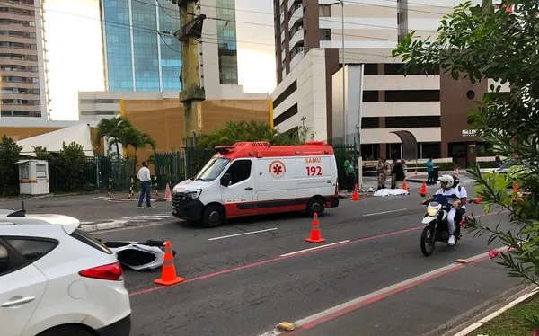 Mulher morre após colisão com meio-fio ao fugir de tentativa de roubo na Pituba, em Salvador